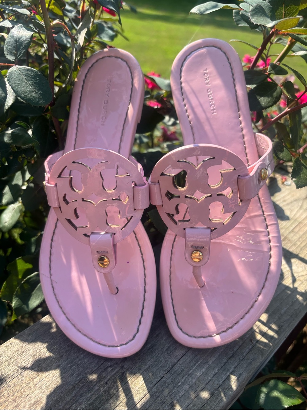 Tory Burch Miller Light Pink Glossy Patent Leather Logo Thong Sandals Size 7